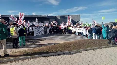 El personal Técnico en Cuidados Auxiliares de Enfermería (TCAE) de la provincia volvió a alzar la voz este jueves con movilizaciones simultáneas en el Hospital de León y en el Hospital El Bierzo.