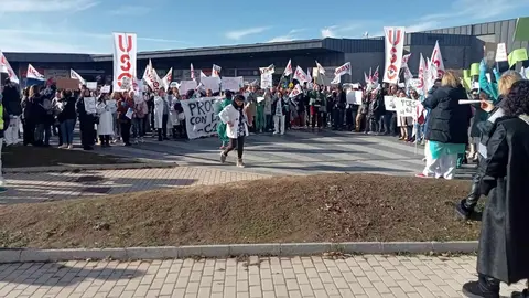 El personal Técnico en Cuidados Auxiliares de Enfermería (TCAE) de la provincia volvió a alzar la voz este jueves con movilizaciones simultáneas en el Hospital de León y en el Hospital El Bierzo.