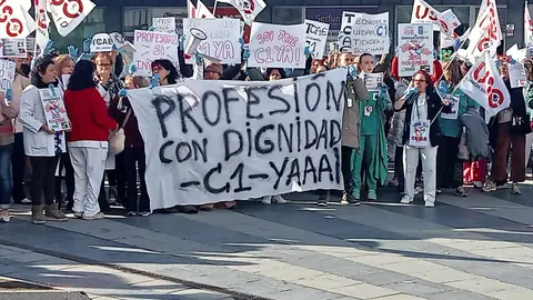 El personal Técnico en Cuidados Auxiliares de Enfermería (TCAE) de la provincia volvió a alzar la voz este jueves con movilizaciones simultáneas en el Hospital de León y en el Hospital El Bierzo.
