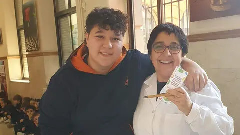 Alumnos del Colegio Divina Pastora de León junto a sus profesoras durante la celebración del Día del Docente.