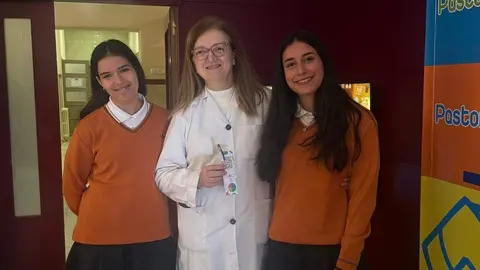 Alumnos del Colegio Divina Pastora de León junto a sus profesoras durante la celebración del Día del Docente.