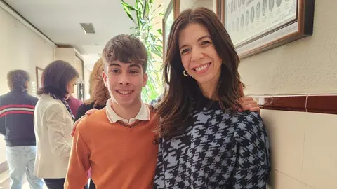 Alumnos del Colegio Divina Pastora de León junto a sus profesoras durante la celebración del Día del Docente.