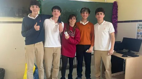 Alumnos del Colegio Divina Pastora de León junto a sus profesoras durante la celebración del Día del Docente.