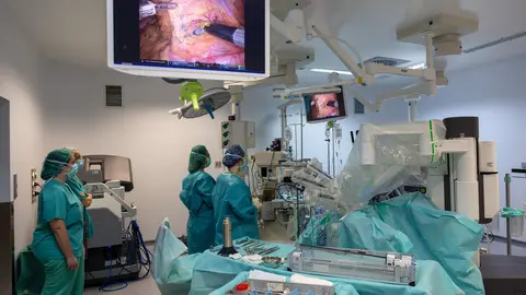 Cirugía robótica con el sistema Da Vinci en el Hospital Universitario Santa Bárbara de Soria. Foto: Concha Ortega.