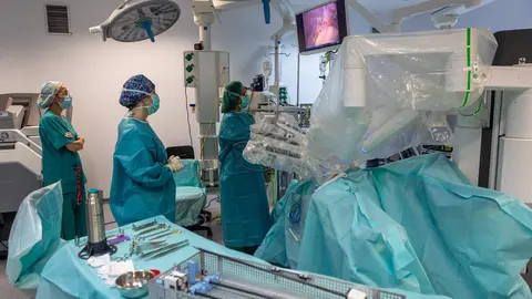 Cirugía robótica con el sistema Da Vinci en el Hospital Universitario Santa Bárbara de Soria. Foto: Concha Ortega.