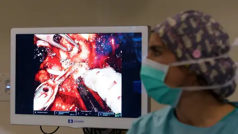 Operación de urología con el robot Da Vinci en el hospital El Bierzo de Ponferrada. Foto: César Sánchez.