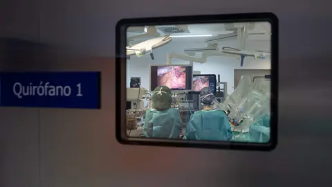 Cirugía robótica con el sistema Da Vinci en el Hospital Universitario Santa Bárbara de Soria. Foto: Concha Ortega.