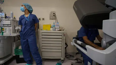 Operación de urología con el robot Da Vinci en el hospital El Bierzo de Ponferrada. Foto: César Sánchez.