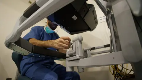 Operación de urología con el robot Da Vinci en el hospital El Bierzo de Ponferrada. Foto: César Sánchez.