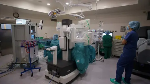 Operación de urología con el robot Da Vinci en el hospital El Bierzo de Ponferrada. Foto: César Sánchez.