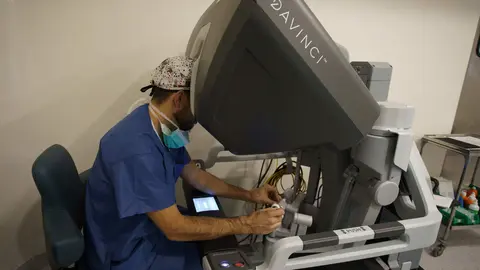 Operación de urología con el robot Da Vinci en el hospital El Bierzo de Ponferrada. Foto: César Sánchez.
