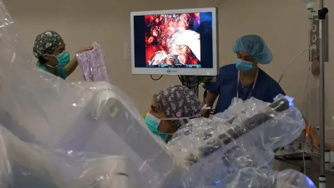 Operación de urología con el robot Da Vinci en el hospital El Bierzo de Ponferrada. Foto: César Sánchez.