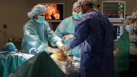 Operación de urología con el robot Da Vinci en el hospital El Bierzo de Ponferrada. Foto: César Sánchez.