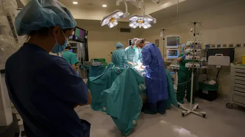 Operación de urología con el robot Da Vinci en el hospital El Bierzo de Ponferrada. Foto: César Sánchez.