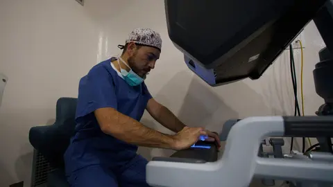El jefe del Servicio de Urología del Hospital El Bierzo, Óscar Miranda, durante una operación con el robot Da Vinci. Foto: César Sánchez.