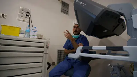 El jefe del Servicio de Urología del Hospital El Bierzo, Óscar Miranda, durante una operación con el robot Da Vinci. Foto: César Sánchez.