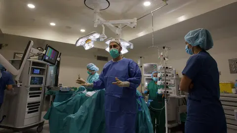 El jefe del Servicio de Urología del Hospital El Bierzo, Óscar Miranda, durante una operación con el robot Da Vinci. Foto: César Sánchez.