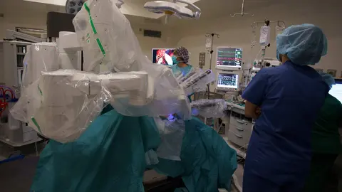 El jefe del Servicio de Urología del Hospital El Bierzo, Óscar Miranda, durante una operación con el robot Da Vinci. Foto: César Sánchez.