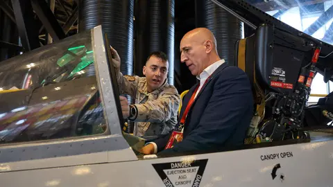 El alcalde de León, José Antonio Diez, preside la inauguración de la 35 edición de Expojoven. Foto: Campillo.