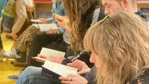 Lectores de todas las edades se sumergen en el silencio en la librería Literatessen durante la primera 'Silent Reading Party' celebrada en León.