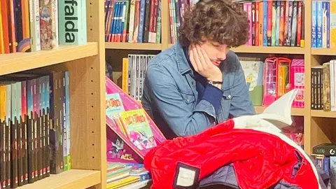 Lectores de todas las edades se sumergen en el silencio en la librería Literatessen durante la primera 'Silent Reading Party' celebrada en León.