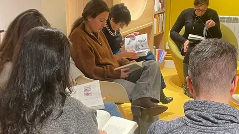 Lectores de todas las edades se sumergen en el silencio en la librería Literatessen durante la primera 'Silent Reading Party' celebrada en León.