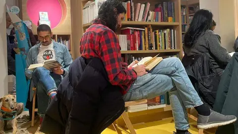 Lectores de todas las edades se sumergen en el silencio en la librería Literatessen durante la primera 'Silent Reading Party' celebrada en León.