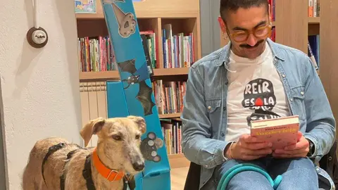 Lectores de todas las edades se sumergen en el silencio en la librería Literatessen durante la primera 'Silent Reading Party' celebrada en León.