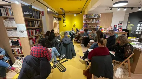 Lectores de todas las edades se sumergen en el silencio en la librería Literatessen durante la primera 'Silent Reading Party' celebrada en León.