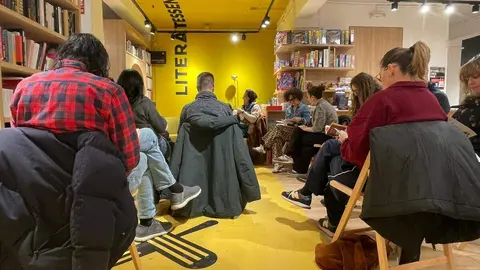 Lectores de todas las edades se sumergen en el silencio en la librería Literatessen durante la primera 'Silent Reading Party' celebrada en León.