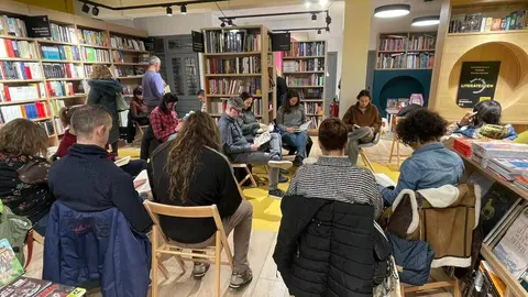 Lectores de todas las edades se sumergen en el silencio en la librería Literatessen durante la primera 'Silent Reading Party' celebrada en León.