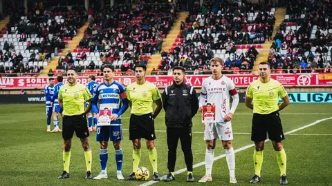 Bajo una tormenta el equipo de Ziganda sufre ante un Granada muy intenso y con el balón bajo su control.