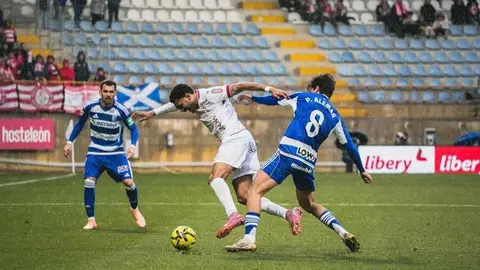 Bajo una tormenta el equipo de Ziganda sufre ante un Granada muy intenso y con el balón bajo su control.