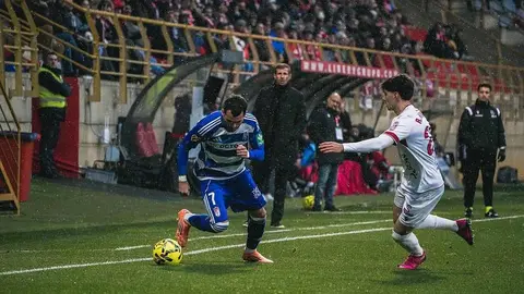 Bajo una tormenta el equipo de Ziganda sufre ante un Granada muy intenso y con el balón bajo su control.