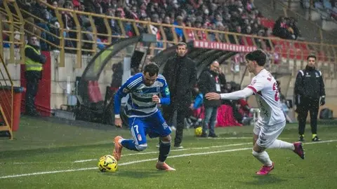 Bajo una tormenta el equipo de Ziganda sufre ante un Granada muy intenso y con el balón bajo su control.