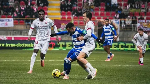 Bajo una tormenta el equipo de Ziganda sufre ante un Granada muy intenso y con el balón bajo su control.