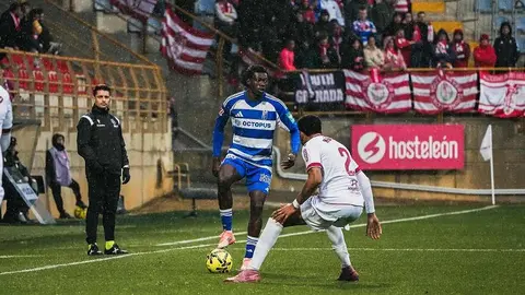 Bajo una tormenta el equipo de Ziganda sufre ante un Granada muy intenso y con el balón bajo su control.
