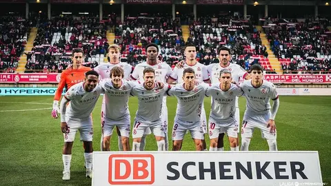 Bajo una tormenta el equipo de Ziganda sufre ante un Granada muy intenso y con el balón bajo su control.