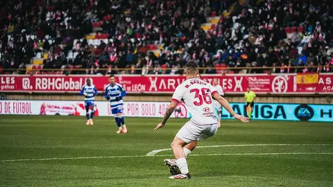 Bajo una tormenta el equipo de Ziganda sufre ante un Granada muy intenso y con el balón bajo su control.