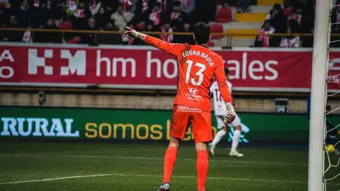 Bajo una tormenta el equipo de Ziganda sufre ante un Granada muy intenso y con el balón bajo su control.