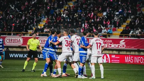 Bajo una tormenta el equipo de Ziganda sufre ante un Granada muy intenso y con el balón bajo su control.