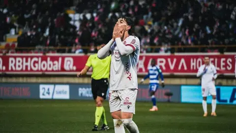 Bajo una tormenta el equipo de Ziganda sufre ante un Granada muy intenso y con el balón bajo su control.