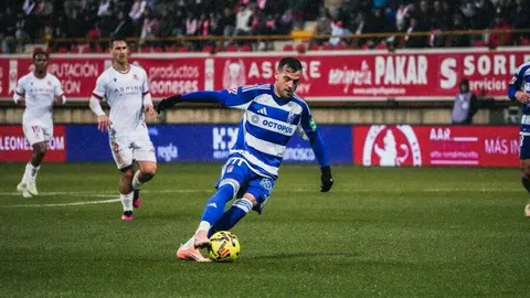 Bajo una tormenta el equipo de Ziganda sufre ante un Granada muy intenso y con el balón bajo su control.
