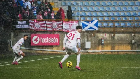 Bajo una tormenta el equipo de Ziganda sufre ante un Granada muy intenso y con el balón bajo su control.