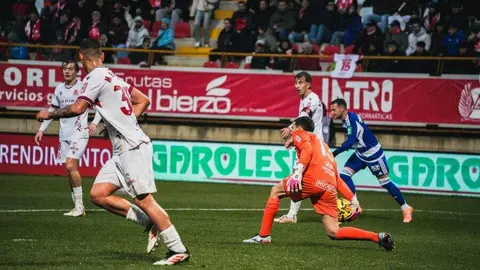 Bajo una tormenta el equipo de Ziganda sufre ante un Granada muy intenso y con el balón bajo su control.