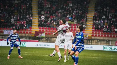 Bajo una tormenta el equipo de Ziganda sufre ante un Granada muy intenso y con el balón bajo su control.