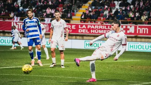 Bajo una tormenta el equipo de Ziganda sufre ante un Granada muy intenso y con el balón bajo su control.