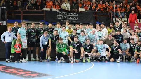 El Abanca Ademar se deja otra renta amplia y solo suma un punto ante Torrelavega. Foto: Isaac Llamazares.