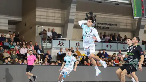 El Abanca Ademar se deja otra renta amplia y solo suma un punto ante Torrelavega. Foto: Isaac Llamazares.