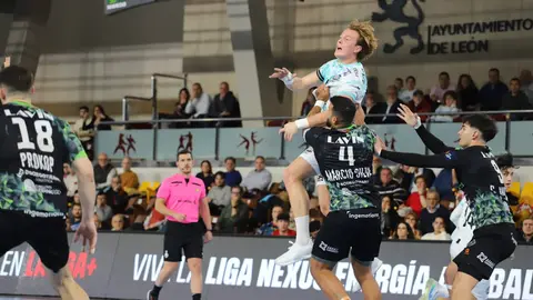 El Abanca Ademar se deja otra renta amplia y solo suma un punto ante Torrelavega. Foto: Isaac Llamazares.